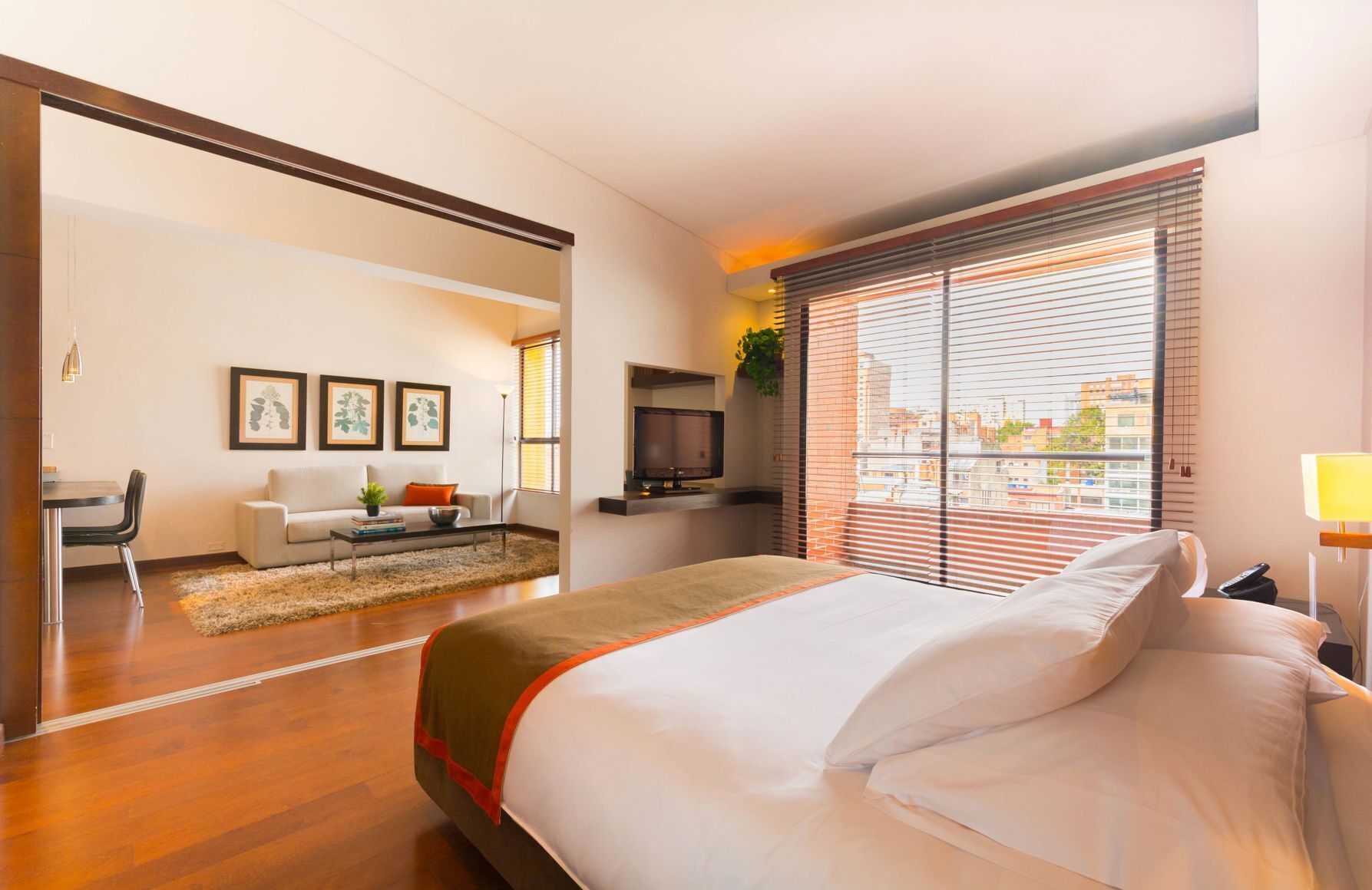 Ropa de cama de alta calidad y caja de seguridad en la habitación 