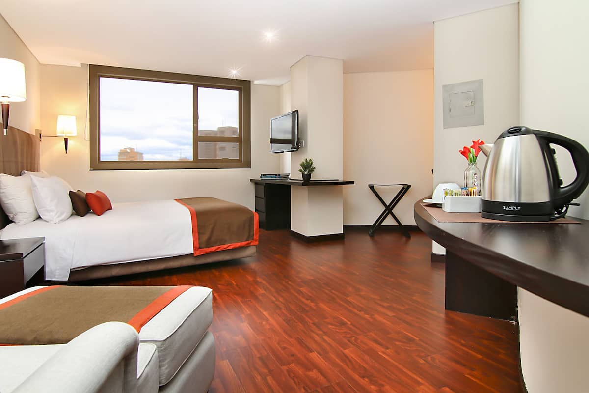 Premium bedding, in-room safe, desk, blackout drapes