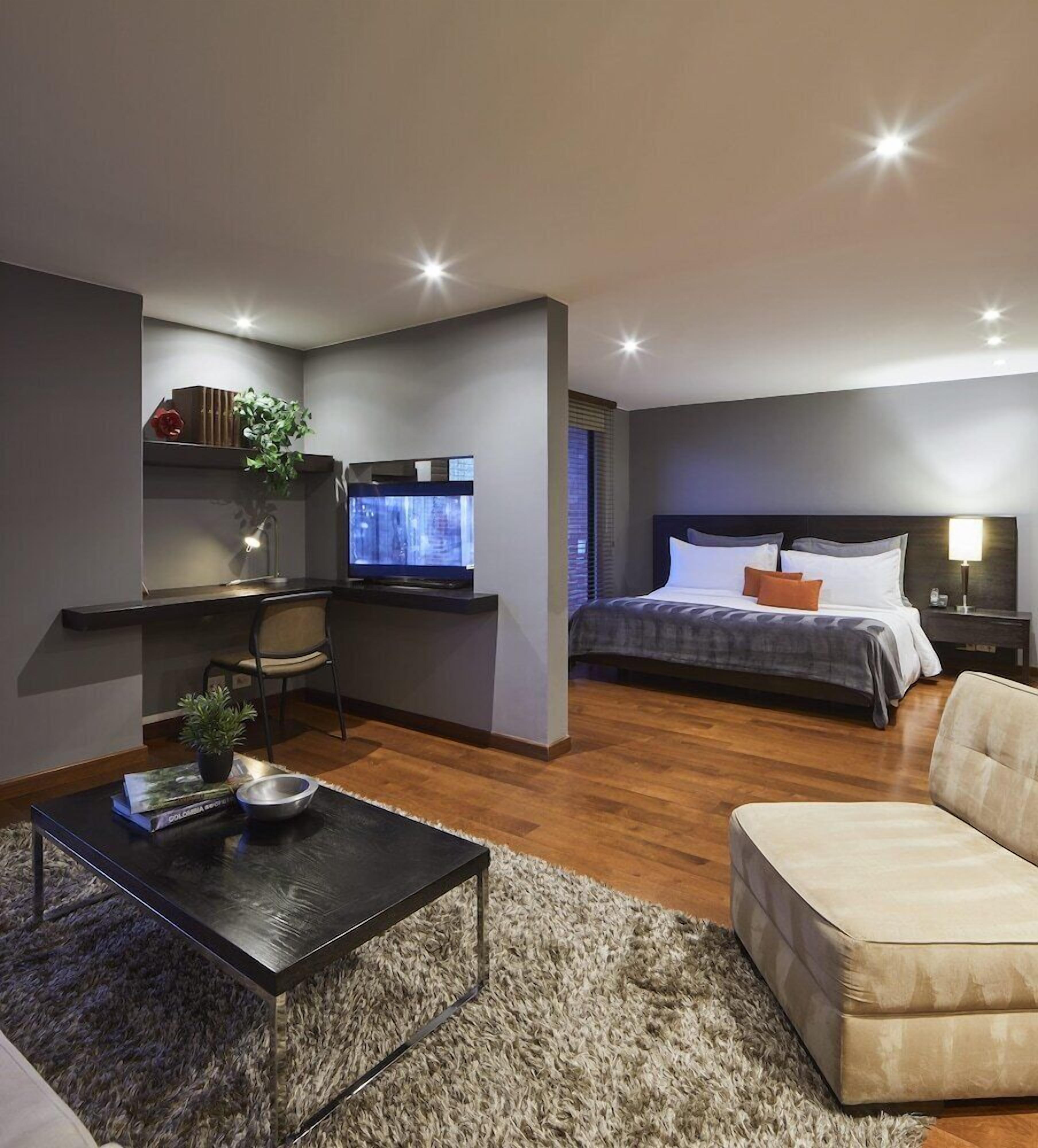 Luxe beddengoed, een kluis op de kamer, een bureau