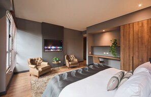 Habitación Deluxe doble | Ropa de cama de alta calidad, caja fuerte, escritorio y cortinas opacas