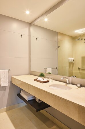 Twin Room | Bathroom | Shower, free toiletries, hair dryer, towels - Nico ApartaSuites (Bogotá)