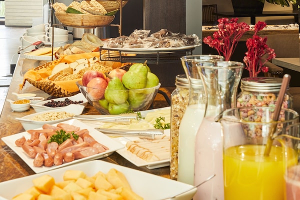 Daily buffet breakfast (COP 60000 per person)