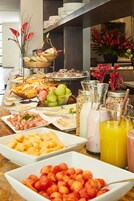 Desayuno buffet diario (COP 60000 por persona)