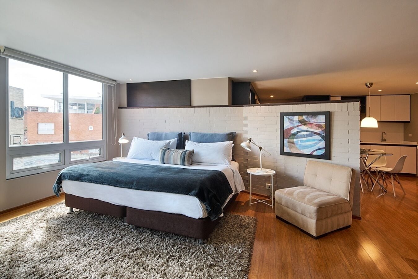 Ropa de cama de alta calidad y caja de seguridad en la habitación 