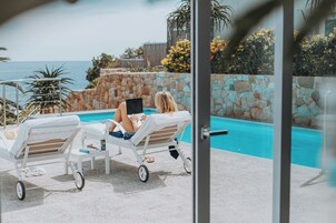 2 piscinas al aire libre, sombrillas, sillones reclinables de piscina