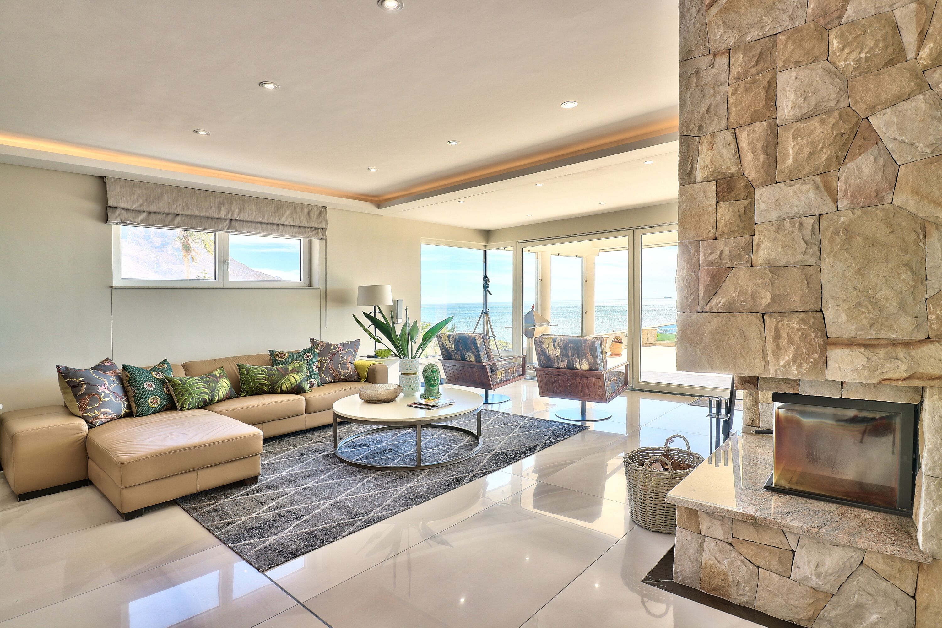 Oasis Apartment | Living room | 109-cm Smart TV with satellite channels, TV, Netflix