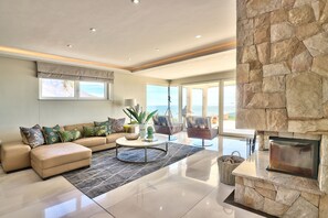 公寓 | 客廳 | 109 厘米智能電視連衛星電視頻道、電視、Netflix