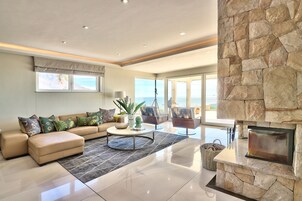 Apartamento | Sala de estar | Smart TV 109 cm com canais via satélite, TV, Netflix