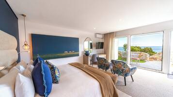 Panorama Suite | Hypo-allergenic bedding, minibar, in-room safe, individually decorated