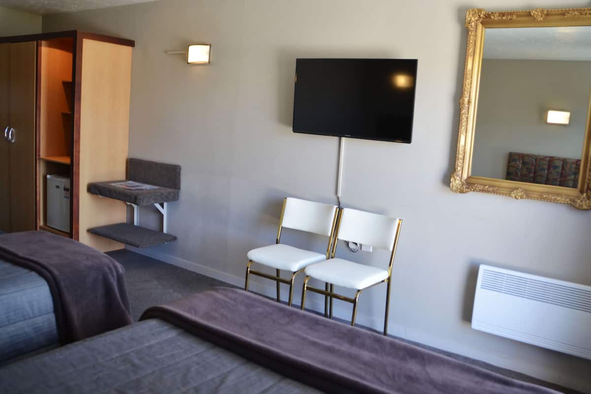 standard room, lake view | 1 bedroom, blackout curtains, free cots/infant beds, free wifi