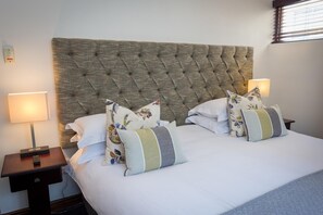 Premium bedding, in-room safe, soundproofing, iron/ironing board - Maartens Guesthouse (Cape Town)