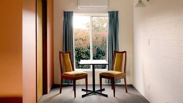 Queen Room | Minibar, desk, laptop workspace, blackout drapes