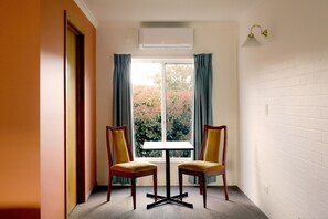 Rom – standard (Queen) | Minibar, skrivebord, skrivebord for bærbar PC og blendingsgardiner