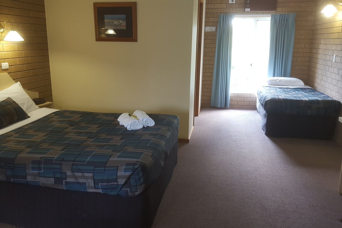 Minibar, desk, laptop workspace, blackout drapes