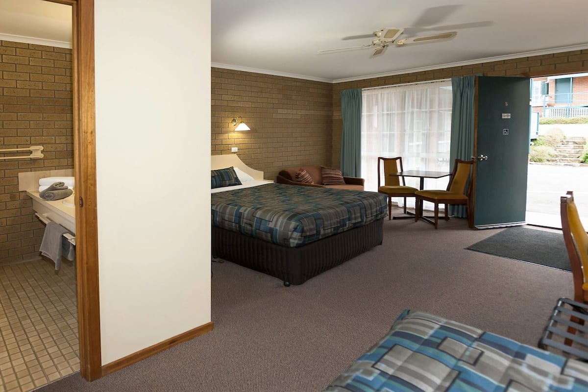 ミニバー、デスク、ノートパソコン用作業スペース、遮光カーテン