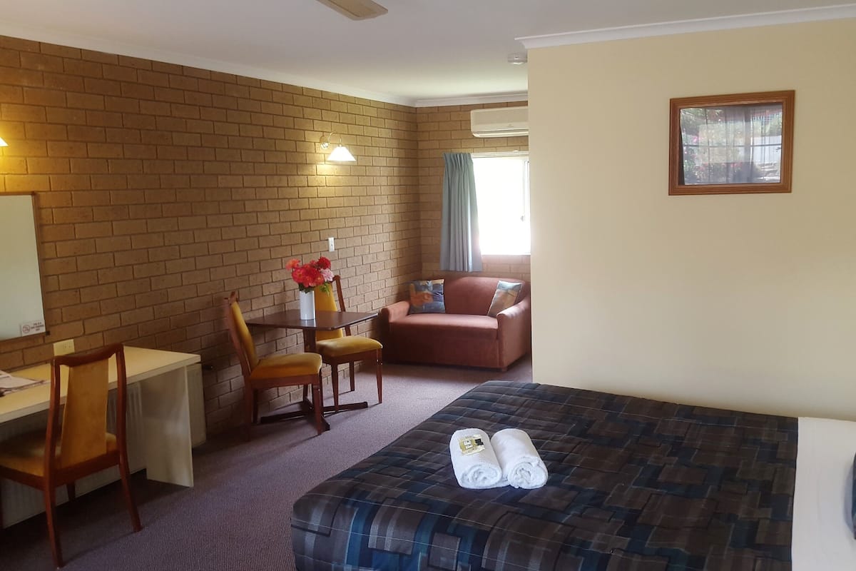 Minibar, desk, laptop workspace, blackout drapes