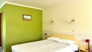 Minibar, skrivebord, skrivebord for bærbar PC og blendingsgardiner