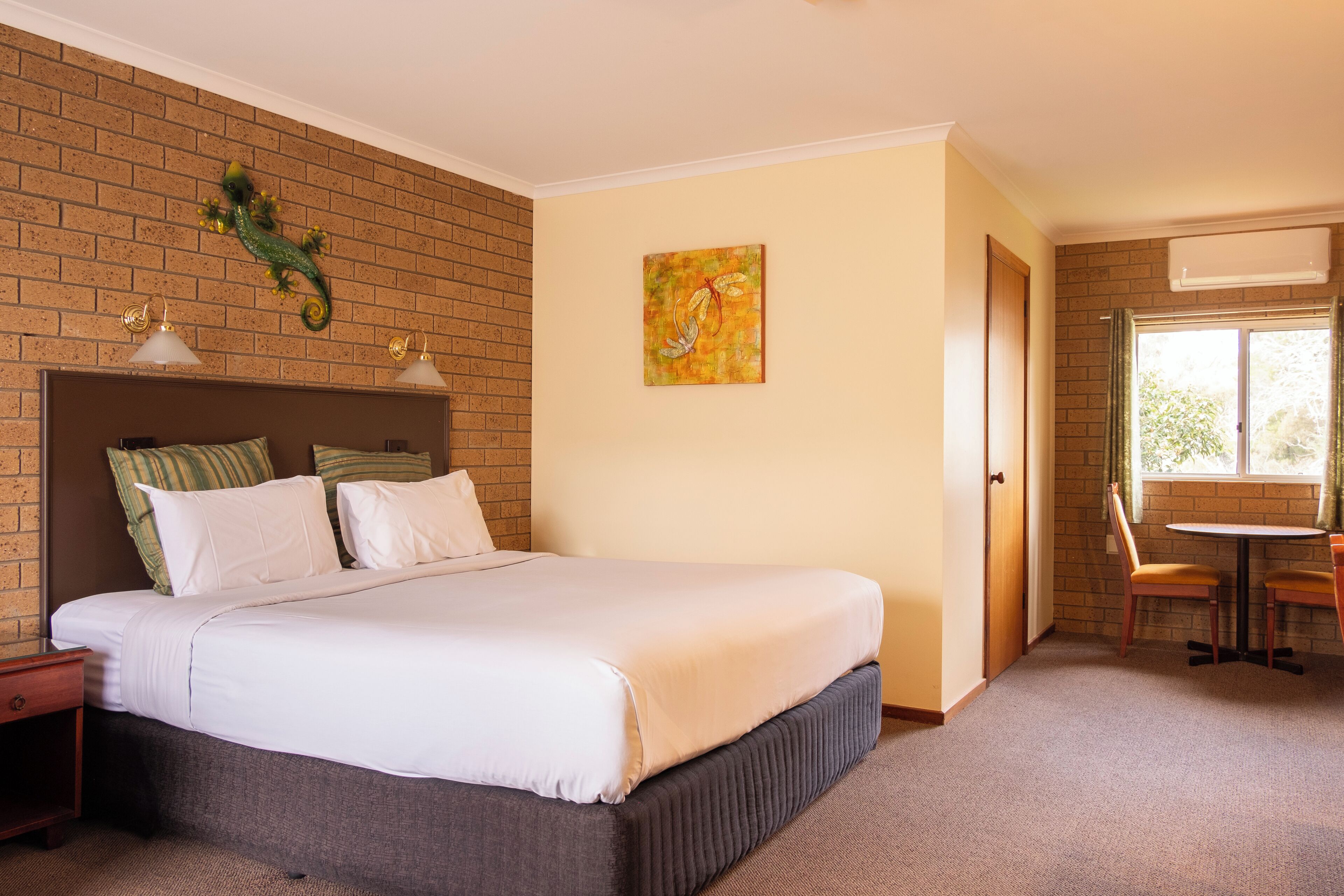 Deluxe kamer, 1 kingsize bed (Spa) | Een minibar, een bureau, een laptopwerkplek, verduisterende gordijnen