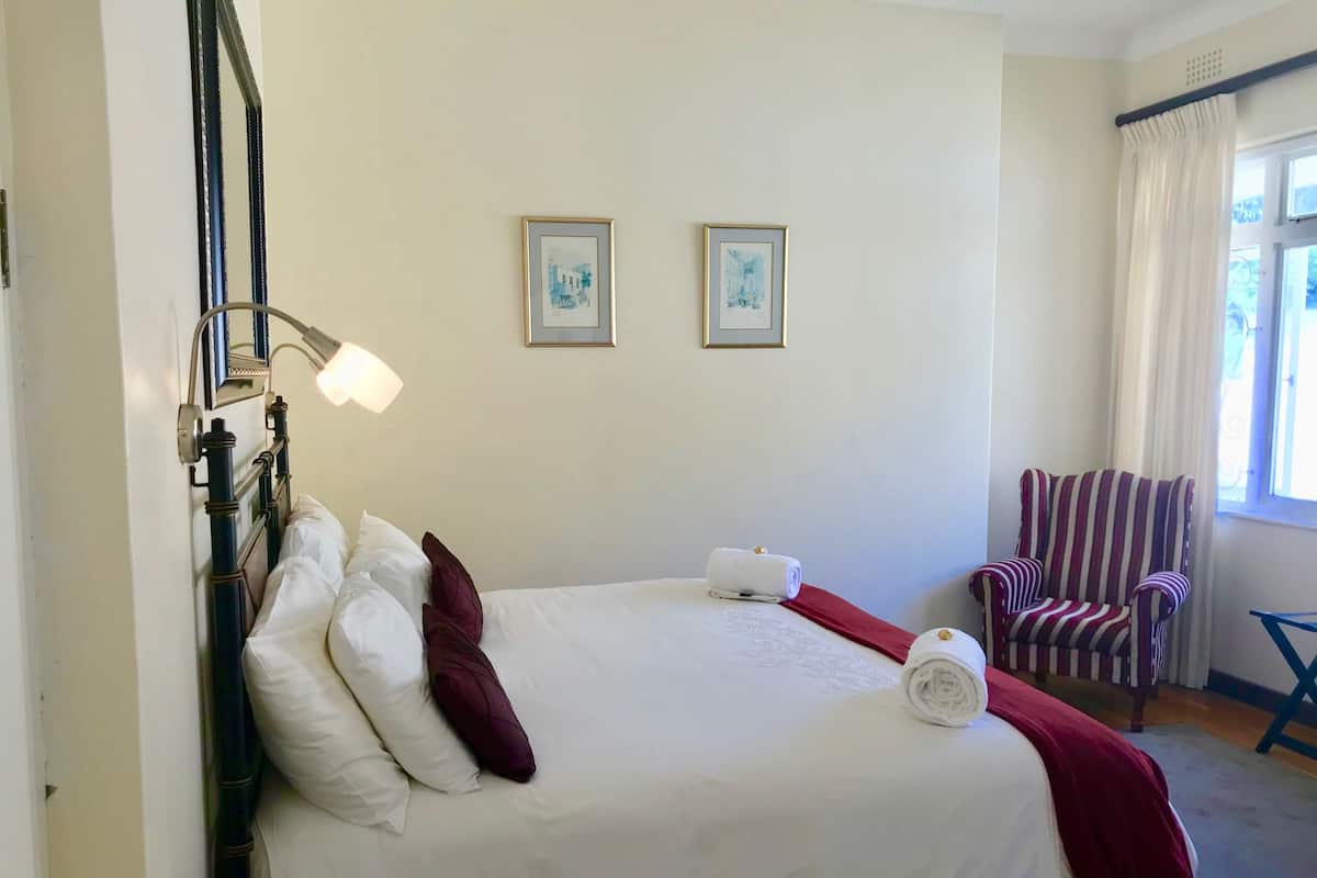 Luksusrom (with Bath and Shower) | Sengetøy av topp kvalitet, safe på rommet og blendingsgardiner