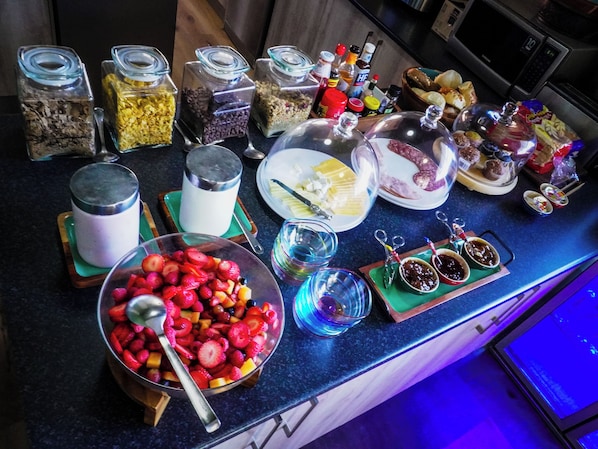 Free daily buffet breakfast - Sundown Manor Guest House (Cape Town)