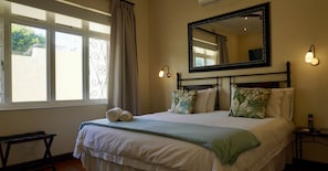 Premium bedding, in-room safe, blackout curtains, free cots/infant beds - Sundown Manor Guest House (Cape Town)