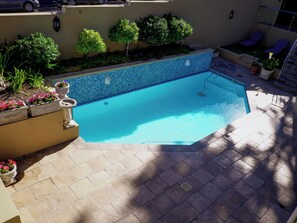 Outdoor pool, pool umbrellas, sun loungers - Sundown Manor Guest House (Cape Town)