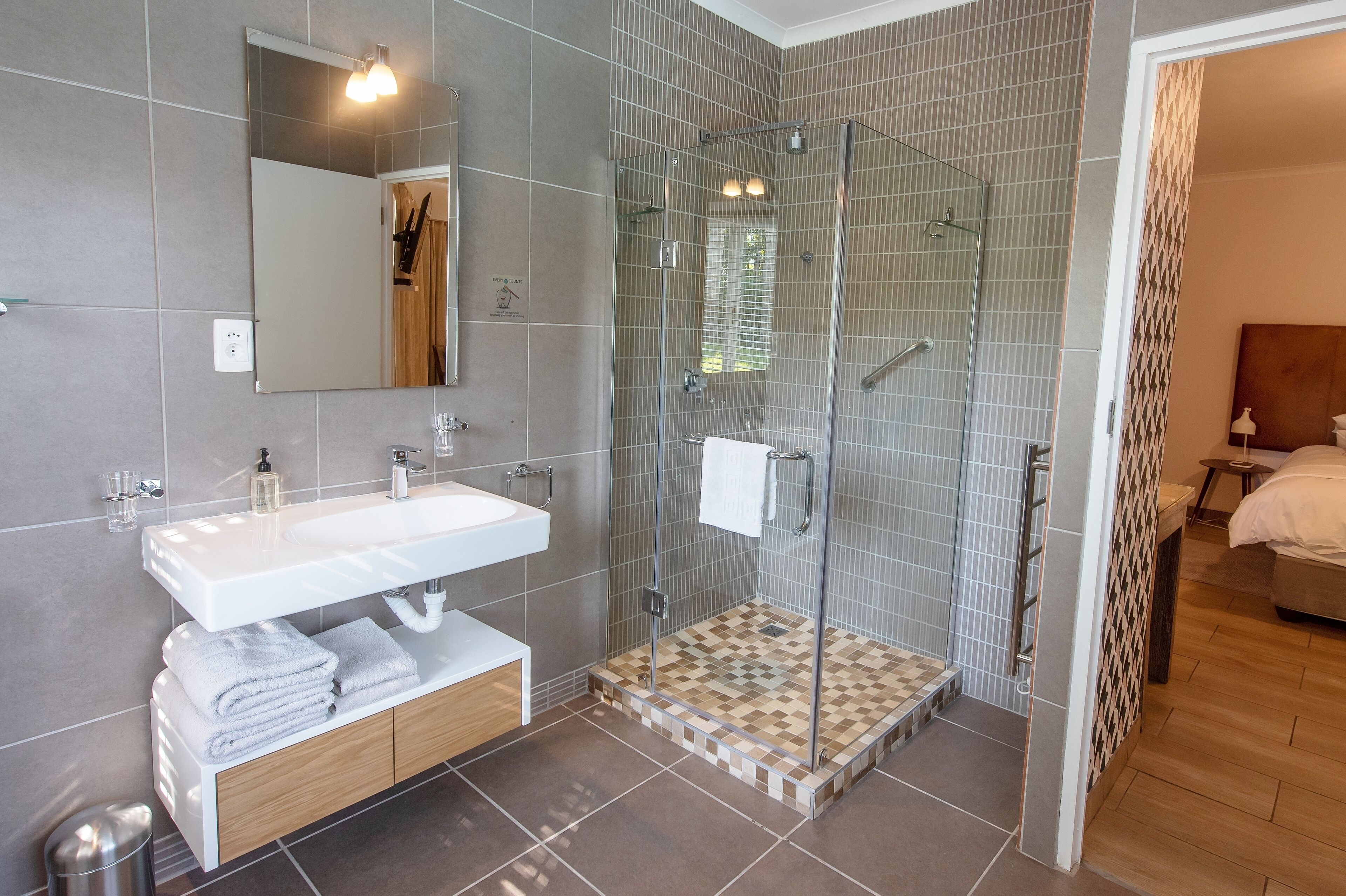 Chambre Double Supérieure, côté jardin | Salle de bain | Douche, articles de toilette de luxe, sèche-cheveux, peignoirs