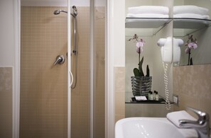 Dutxa, articles de tocador gratuïts, assecador de cabells i bidet 