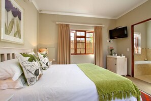 Double Room | Egyptian cotton sheets, minibar, in-room safe, free WiFi - Apple Tree Guest House (Stellenbosch)