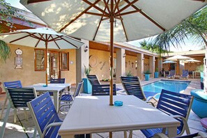 Outdoor pool, sun loungers - Apple Tree Guest House (Stellenbosch)
