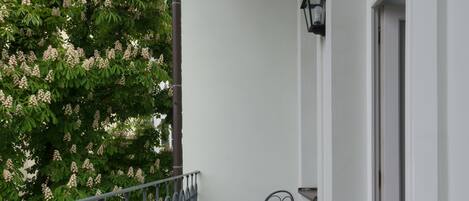 Chambre Confort, 1 grand lit, balcon | Balcon