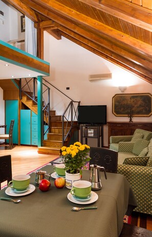 120-cm flat-screen TV with satellite channels, TV - Residence Jecna (Prague)