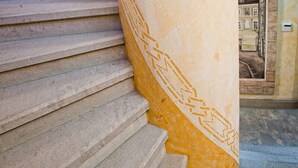 Eine Treppe mit einer strukturierten Wand und einem Wandgemälde eines Gebäudes.