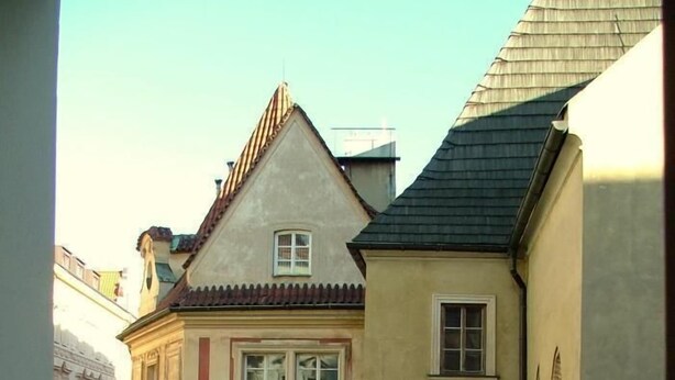 Eine enge Straße, gesäumt von Gebäuden.