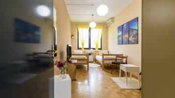 Basic Twin Room, 2 Single Beds | In-room safe, desk, soundproofing, free WiFi