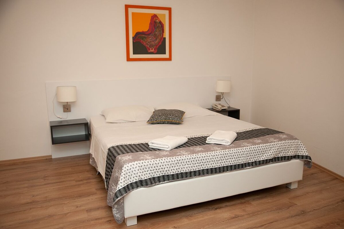Quarto casal conforto, 1 cama de casal | Wi-Fi de cortesia