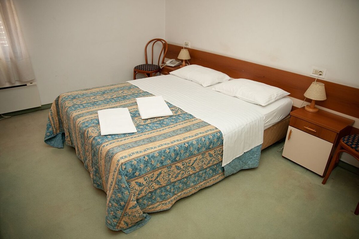 Quarto casal standard, 1 cama de casal | Wi-Fi de cortesia