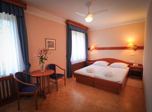 Quarto casal | Frigobar, cofres nos quartos, escrivaninha, quartos à prova de som