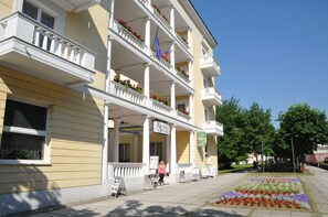 Vista frontal de la propiedad