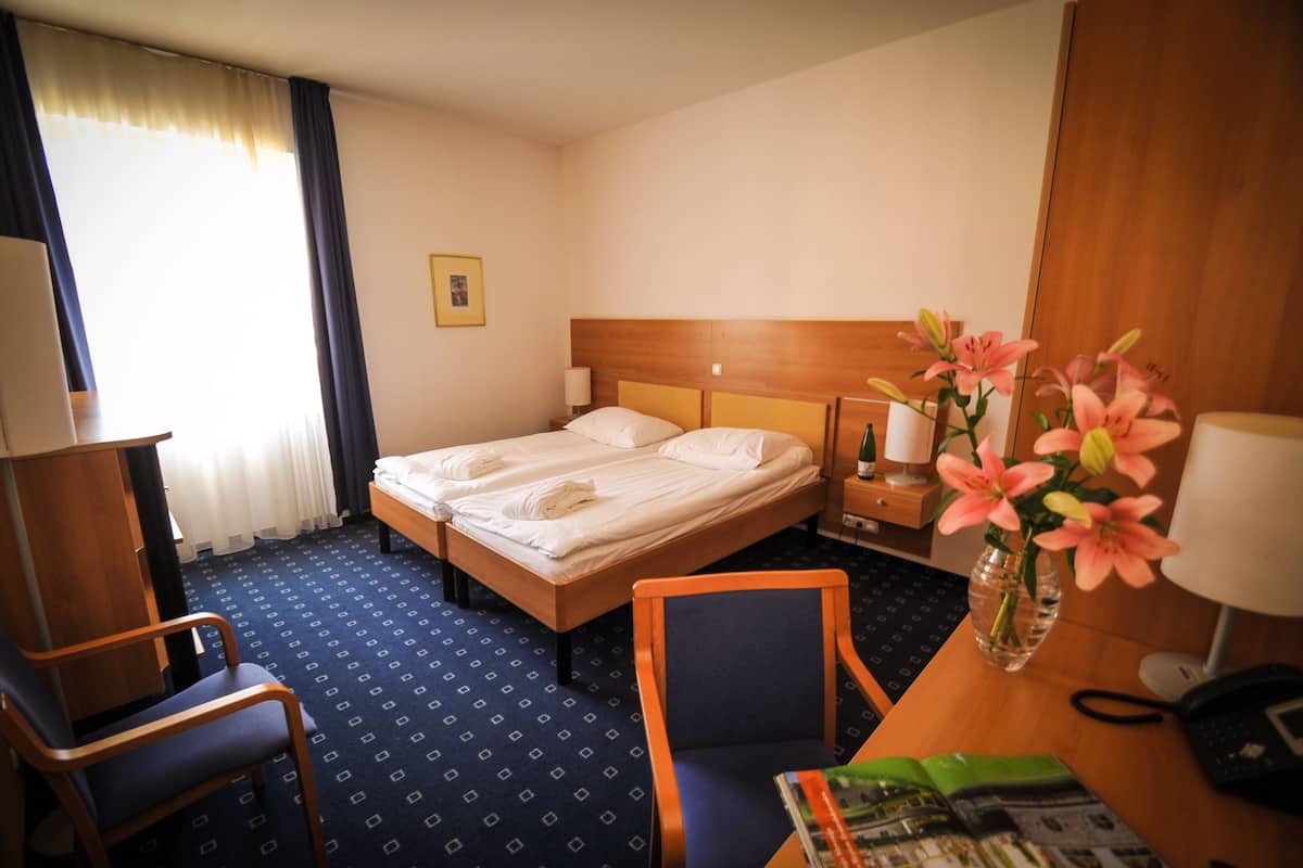 Comfort Double Room | Minibar, in-room safe, desk, soundproofing