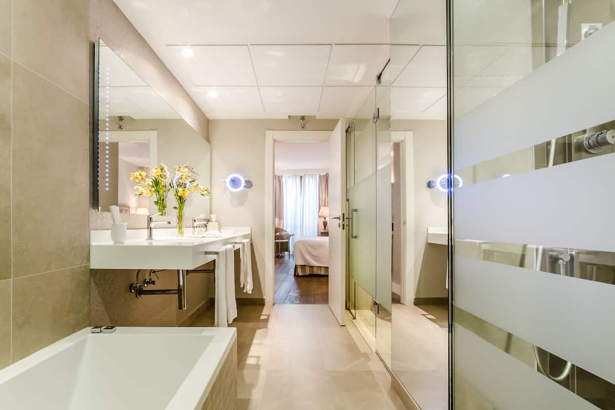 double room | bathroom | free toiletries, hair dryer, bathrobes, slippers