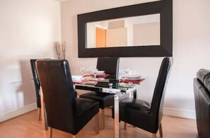 In-room dining - Edinburgh Playhouse Apartments (Edinburgh)