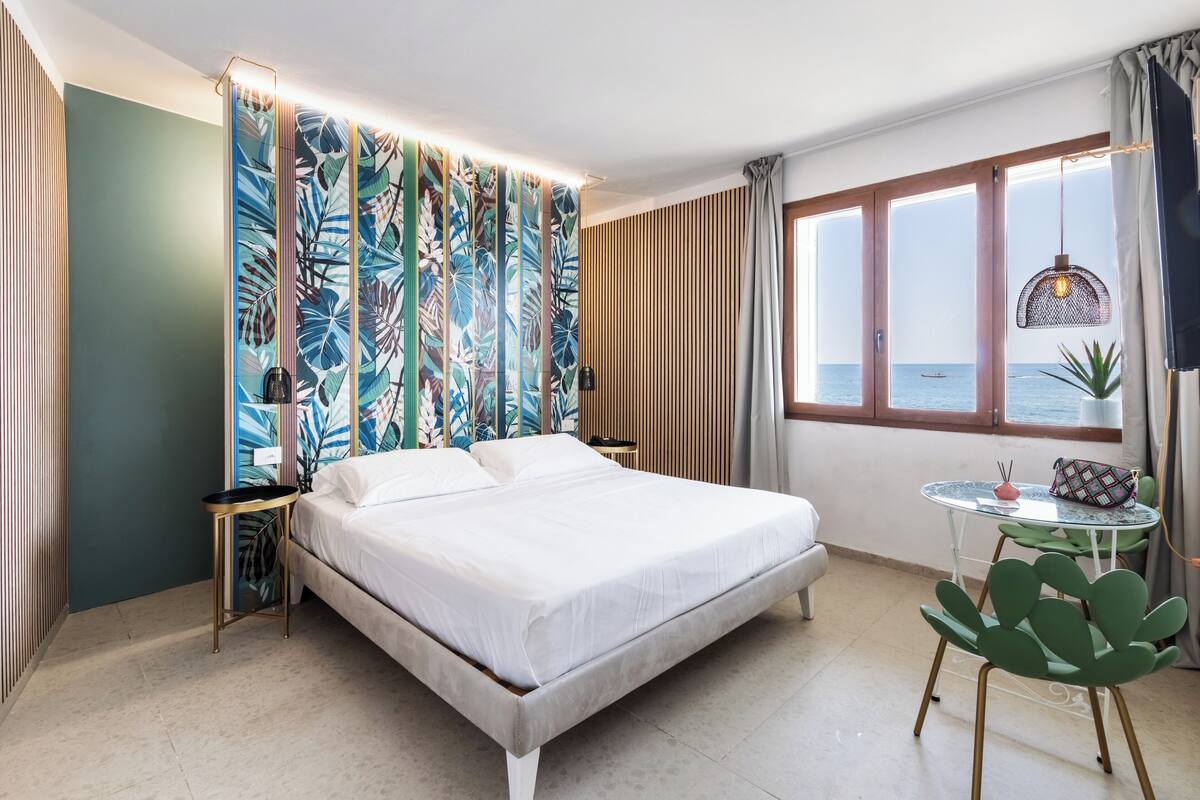 Kamar Double Romantis, 1 Tempat Tidur Queen, pemandangan laut, menghadap laut | Seprai antialergi, minibar, brankas, dan tirai kedap cahaya