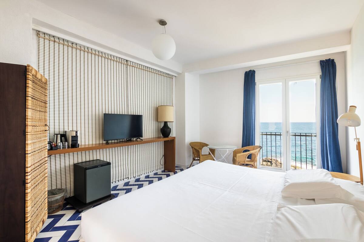 Kamar Panorama, 1 kamar tidur, pemandangan laut, gedung tambahan | Seprai antialergi, minibar, brankas, dan tirai kedap cahaya