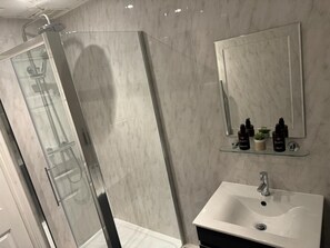 Bathroom - The Fountain Inn (Okehampton)