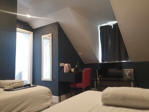 Kahden hengen huone (kaksi sänkyä), kylpyhuone makuuhuoneen yhteydessä (Room 2)