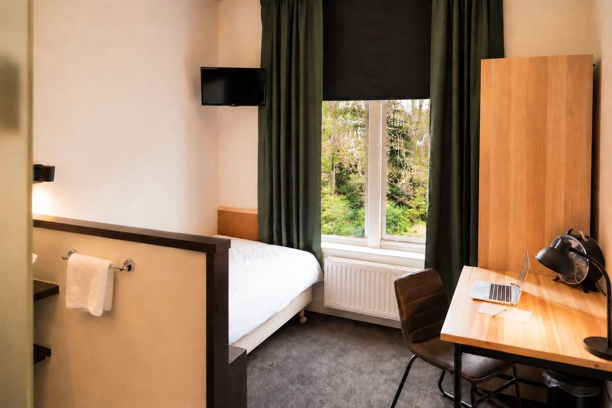 Single Room | Desk, blackout drapes, WiFi (free), bed sheets