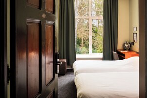 Habitación doble, 2 camas individuales | Escritorio, cortinas opacas, wifi gratis y ropa de cama