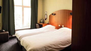 Habitación doble, 2 camas individuales | Escritorio, cortinas opacas, wifi gratis y ropa de cama