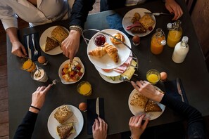Tägliches Frühstücksbuffet (15 EUR pro Person)